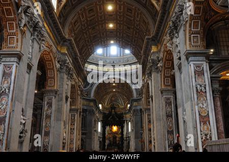 Innenansicht Des Hauptschiffs Der St. Petersdom in Rom Italien Stockfoto