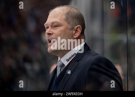 Augsburg, Deutschland. Dezember 2023 30. Steve Walker (Chef-Trainer, Schwenninger Wild Wings) rufend. Augsburger Panther gegen Schwenninger Wild Wings, Eishockey, DEL, 33. Spieltag, Saison 2023/2024, 30.12.2023. Foto: Eibner-Pressefoto/Heike feiner Credit: dpa/Alamy Live News Stockfoto