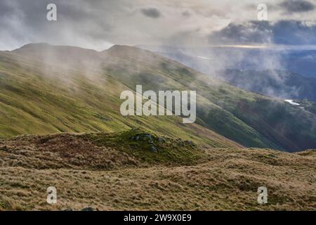 Heron Pike und Alcock Tarn aus der Nähe von Great Rigg, Grasmere, Lake District, Cumbria Stockfoto