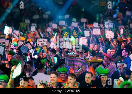 Eine allgemeine Ansicht der Fans am 13. Tag der Paddy Power World Darts Championship im Alexandra Palace, London. Bilddatum: Samstag, 30. Dezember 2023. Stockfoto