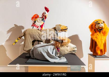 Stadtmuseum Pirna über den Jahreswechsel wird es im Stadtmuseum Pirna märchenhaft: Theaterfiguren aus dem Puppentheater Bautzen und Trickfilmfiguren aus dem ehemaligen DEFA-Trickfilmstudio in Dresden sowie dem HylasTrickfilm Dresden zeigen, welche Inspirationen Märchen auf die künstlerische Gestaltung von Puppen ausüben. Die Bremer Stadtmusikanten, Regie Therese Tomaschke, Ausstattung und Puppenbau Christian Verdin, Deutsch-sorbisches Volkstheater Bautzen. Pirna Sachsen Deutschland *** Stadtmuseum Pirna um die Jahreswende wird das Stadtmuseum Pirna mit Märchentheaterfiguren gefüllt Stockfoto