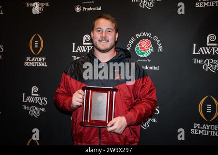 Alabama Crimson Tide Offensive Lineman Seth McLaughlin mit dem Scholar Athlete Award während des Lawry’s Beef Bowl für den Alabama Crimson Tide, Frida Stockfoto