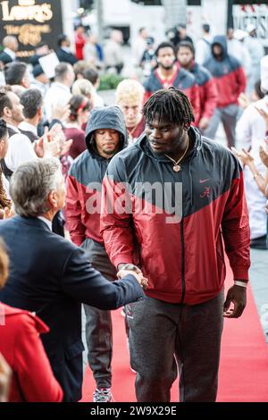 Der Lineman Jaeden Roberts wird von Richard Frank, dem Vorsitzenden des Lawry's Restaurant, während des Lawry’s Beef Bowl für das Ala begrüßt Stockfoto