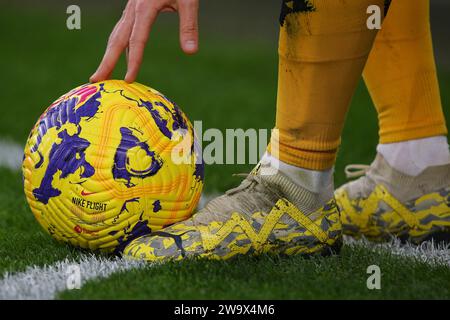 Wolverhampton, Großbritannien. Dezember 2023 30. Der Premier League Match Ball während des Premier League Matches Wolverhampton Wanderers gegen Everton in Molineux, Wolverhampton, Großbritannien, 30. Dezember 2023 (Foto: Gareth Evans/News Images) Credit: News Images LTD/Alamy Live News Stockfoto