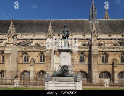 Statue von Oliver Cromwell vor den Houses of Parliament des Bildhauers Hamo Thornycroft um 1899 in London, Großbritannien Stockfoto