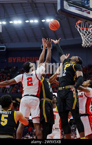 Syracuse, New York, USA. Dezember 2023 30. Während des ACC-Konferenzspiels zwischen der Syracuse University und der University of Pittsburgh springt Syracuse Guard J.J.STARLING (2) in der ersten Spielhälfte im JMA Wireless Dome in Syracuse, NY, gegen Pittsburghs Stürmer BLAKE HINSON (2) und WILLIAM JEFFRESS (24) um einen Rebound zu schlagen (Credit Image: © Scott Rausenberger/ZUMA Press Wire) NUR REDAKTIONELLE VERWENDUNG! Nicht für kommerzielle ZWECKE! Stockfoto