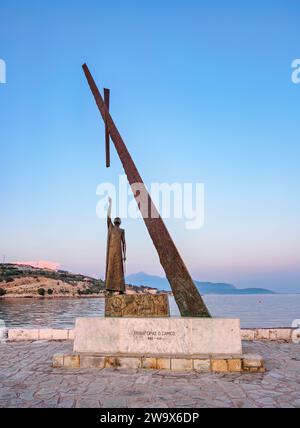 Statue von Pythagoras in der Abenddämmerung, Hafen von Pythagoreio, Insel Samos, Nordägäis, Griechenland Stockfoto