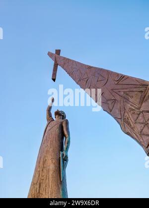 Statue von Pythagoras in der Abenddämmerung, Hafen von Pythagoreio, Insel Samos, Nordägäis, Griechenland Stockfoto