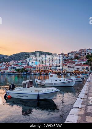 Boote im Hafen von Pythagoreio, Abenddämmerung, Samos Insel, Nordägäis, Griechenland Stockfoto