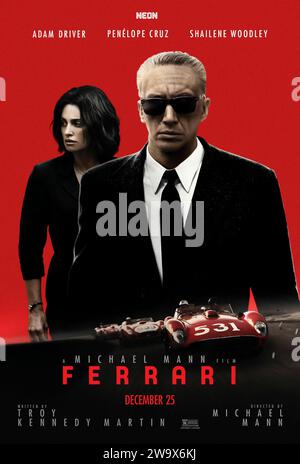 Ferrari (2023) von Michael Mann mit Adam Driver, Shailene Woodley und Giuseppe Festinese. Der Ex-Rennfahrer, der im Sommer 1957 zum Unternehmer wurde, schiebt sich und seine Fahrer in die Mille Miglia, einem tückischen 1.000-km-Rennen durch Italien, an den Start. US-Poster mit einem Blatt ***NUR FÜR REDAKTIONELLE ZWECKE***. Quelle: BFA/Neon Stockfoto