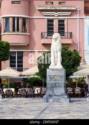 Löwenstatue am Hauptplatz von Pythagora, Samos Stadt, Samos Insel, Nordägäis, Griechenland Stockfoto