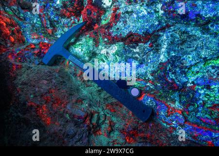 Fluoreszierende Mineralien und Gesteinsspangen in der Hull Mine, Castle Dome, Arizona Stockfoto