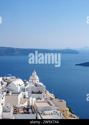 Blick auf die Kirche Agios Minas, Fira, Santorini oder Thira Island, Kykladen, Griechenland Stockfoto