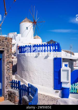Windmühle in Oia Village, Santorini oder Thira Island, Kykladen, Griechenland Stockfoto