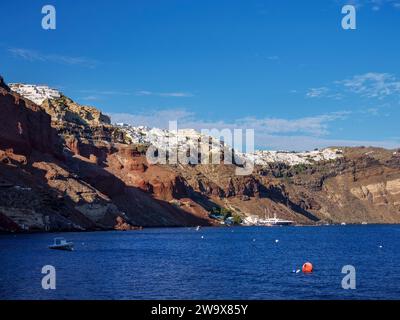 Oia Village, geringer Blick, Santorini oder Thira Island, Kykladen, Griechenland Stockfoto