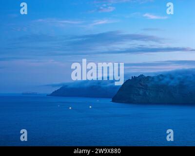 Blick auf die Insel Thirasia in der Abenddämmerung, Santorin oder Thira Island, Kykladen, Griechenland Stockfoto