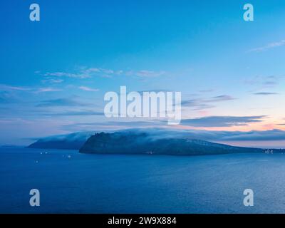 Blick auf die Insel Thirasia in der Abenddämmerung, Santorin oder Thira Island, Kykladen, Griechenland Stockfoto
