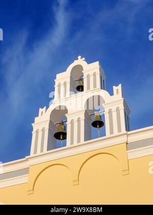 Drei Glocken von Fira, ikonische blaue Kuppelkirche, geringer Blick, Fira, Santorini oder Thira Island, Kykladen, Griechenland Stockfoto