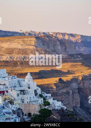 Blick auf die Kirche Agios Minas bei Sonnenaufgang, Fira, Santorini oder Thira Island, Kykladen, Griechenland Stockfoto