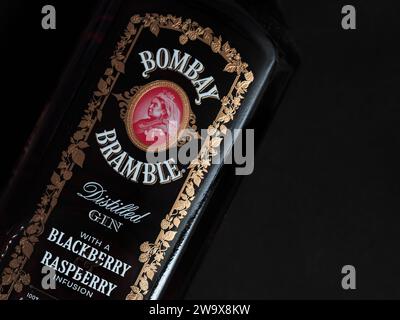 In dieser Fotoabbildung ist eine Flasche Bombay Bramble destillierter Gin mit Brombeer- und Himbeeraufguss zu sehen. Stockfoto