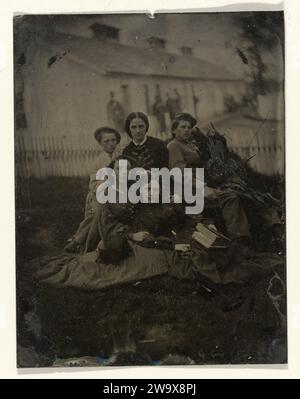 Gruppenporträt von sechs Personen für ein Haus, ca. 1860 - ca. 1900 Fotografie Gruppenporträt von sechs Personen, von denen einer, ein Kind (?) [Das ganze wurde weggerissen] für ein Haus. US-amerikanisches Metallferrotypisierungs-anonyme historische Person porträtiert. Anonyme historische Person porträtiert - BB - Frau Vereinigte Staaten von Amerika Stockfoto