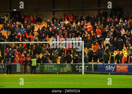 Burslem, Großbritannien, 29. Dezember 2023. Die Blackpool-Fans zeigen eine gemischte Reaktion auf die Niederlage ihrer Teams 3-0 in der EFL League One in Port Vale. Quelle: TeeGeePix/Alamy Live News Stockfoto