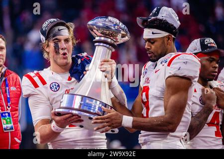 Atlanta, GA, USA. Dezember 2023 30. Mississippi Quarterback Jaxson Dart (2) holt sich die Peach Bowl Trophy nach dem Chick-Fil-A Peach Bowl 2023 im Mercedes-Benz Stadium in Atlanta, GA. (Scott Kinser/CSM). Quelle: csm/Alamy Live News Stockfoto