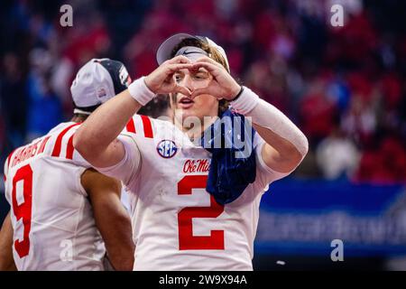 Atlanta, GA, USA. Dezember 2023 30. Mississippi Quarterback Jaxson Dart (2) zeigt etwas Liebe zu seinem Offensive Lineman, nachdem er 2023 den Chick-Fil-A Peach Bowl im Mercedes-Benz Stadium in Atlanta, GA gewonnen hatte. (Scott Kinser/CSM). Quelle: csm/Alamy Live News Stockfoto