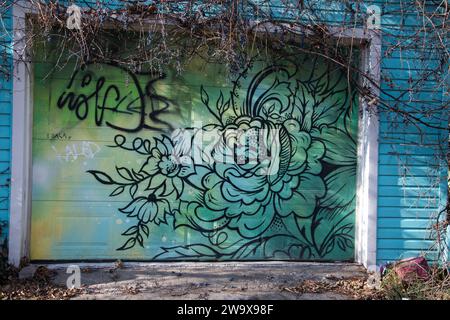 Blumengemälde an einem Garagentor in Hochelaga in Montreal, Quebec, Kanada Stockfoto