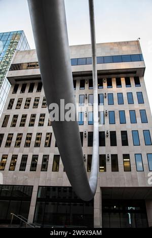 Gigantischer Ring am Esplanade Place Ville Marie im Zentrum von Montreal, Quebec, Kanada Stockfoto