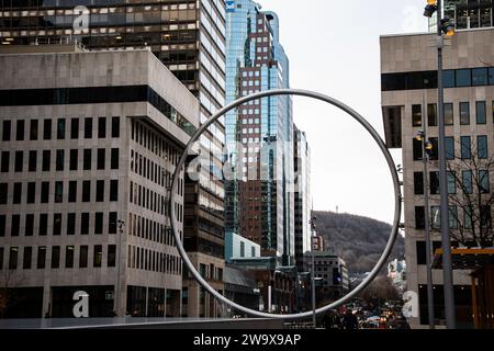 Gigantischer Ring am Esplanade Place Ville Marie im Zentrum von Montreal, Quebec, Kanada Stockfoto