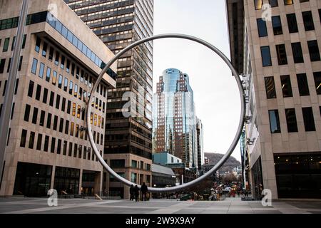 Gigantischer Ring am Esplanade Place Ville Marie im Zentrum von Montreal, Quebec, Kanada Stockfoto