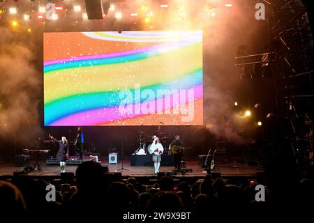 Edinburgh, Schottland, Großbritannien. 30. Dezember 2023. Vier Tage Hogmanay-Feiern mit der ABBA-Tribute-Band Bjorn Again am Ross Bandstand in West Princes Street Gardens im Rahmen der Night Afore Disco Party. Quelle: Craig Brown/Alamy Live News Stockfoto