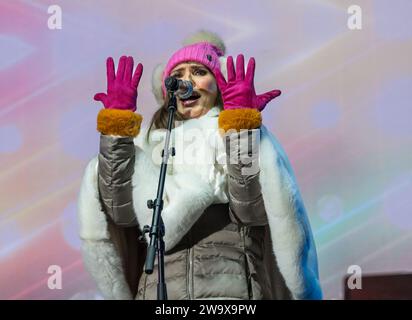 Edinburgh, Schottland, Großbritannien, 30. Dezember 2023, Edinburgh Hogmanay: The New Year Celebrations setzen sich mit der Night Afore Disco Party am Ross Bandstand fort, mit Björn Again, einem musikalischen Tribut-Act, der ABBA nachahmt. Credit Sally Anderson/Alamy Live News Stockfoto