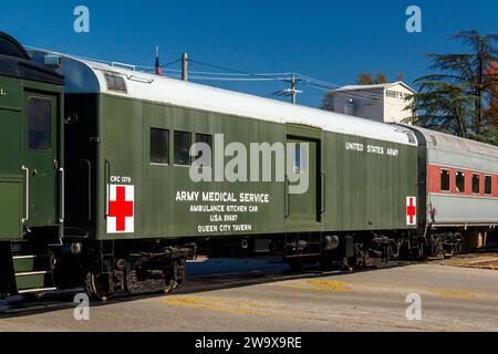 Personenwagen United States Army, Army Medical Service, Ambulance Kitchen Car, USA 89687, Queen City Tavern, CRC 1369. Der Libanesische Freimaurer Monr Stockfoto