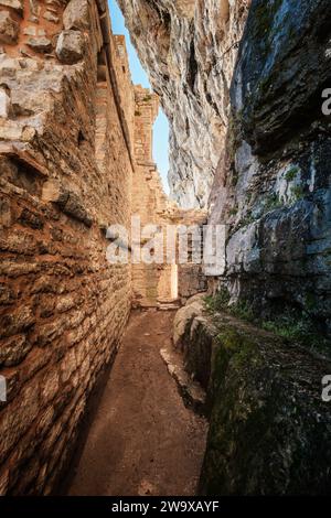 Im Chateau des Anglais befindet sich eine Burg aus dem 13. Jahrhundert, die in eine Klippe oberhalb des Dorfes Autoire in der Region Lot in Frankreich gebaut wurde Stockfoto