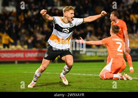 Burslem, Großbritannien, 29. Dezember 2023. Port Vale 3-0 Blackpool, EFL League One. Nathan Smith feiert, dass er Vales drittes des Abends erzielte. Quelle: TeeGeePix/Alamy Live News Stockfoto