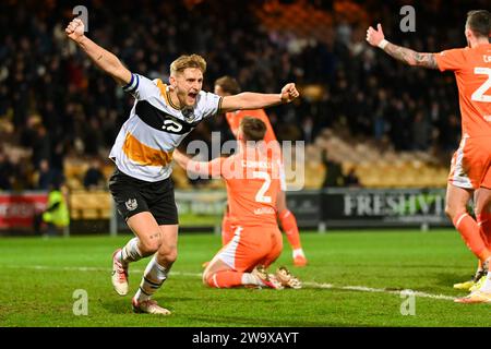 Burslem, Großbritannien, 29. Dezember 2023. Port Vale 3-0 Blackpool, EFL League One. Nathan Smith feiert, dass er Vales drittes des Abends erzielte. Quelle: TeeGeePix/Alamy Live News Stockfoto