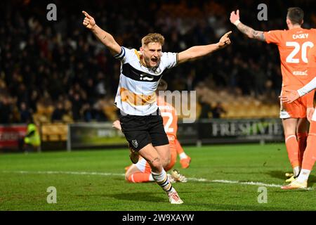 Burslem, Großbritannien, 29. Dezember 2023. Port Vale 3-0 Blackpool, EFL League One. Nathan Smith feiert, dass er Vales drittes des Abends erzielte. Quelle: TeeGeePix/Alamy Live News Stockfoto