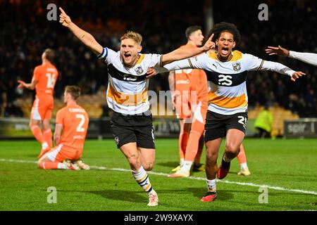 Burslem, Großbritannien, 29. Dezember 2023. Port Vale 3-0 Blackpool, EFL League One. Nathan Smith feiert, dass er Vales drittes des Abends erzielte. Quelle: TeeGeePix/Alamy Live News Stockfoto