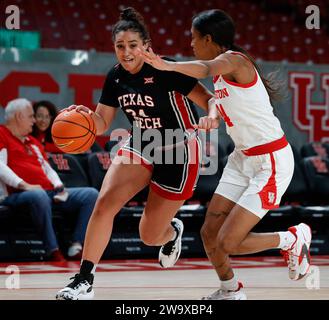 30. Dezember 2023: Texas Tech Guard Jada Wynn (24) schiebt den Ball gegen Houston Stürmer Kamryn Jones (34) während eines NCAA-Basketballspiels für Frauen am 30. Dezember 2023 in Houston. (Kreditbild: © Scott Coleman/ZUMA Press Wire) NUR REDAKTIONELLE VERWENDUNG! Nicht für kommerzielle ZWECKE! Stockfoto