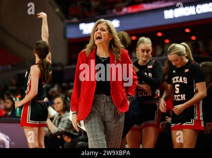 30. Dezember 2023: Texas Tech Cheftrainer Krista Gerlich während eines NCAA-Basketballspiels zwischen den Houston Cougars und den Texas Tech Red Raiders am 30. Dezember 2023 in Houston. (Kreditbild: © Scott Coleman/ZUMA Press Wire) NUR REDAKTIONELLE VERWENDUNG! Nicht für kommerzielle ZWECKE! Stockfoto