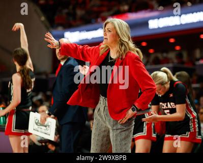 30. Dezember 2023: Texas Tech Cheftrainer Krista Gerlich während eines NCAA-Basketballspiels zwischen den Houston Cougars und den Texas Tech Red Raiders am 30. Dezember 2023 in Houston. (Kreditbild: © Scott Coleman/ZUMA Press Wire) NUR REDAKTIONELLE VERWENDUNG! Nicht für kommerzielle ZWECKE! Stockfoto