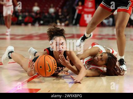 30. Dezember 2023: Der Texas Tech Guard Kilah Freelon (2) und der Houston Guard N’Yah Boyd (5) kämpfen um einen losen Ball während eines NCAA Frauen Basketballspiels am 30. Dezember 2023 in Houston. (Kreditbild: © Scott Coleman/ZUMA Press Wire) NUR REDAKTIONELLE VERWENDUNG! Nicht für kommerzielle ZWECKE! Stockfoto