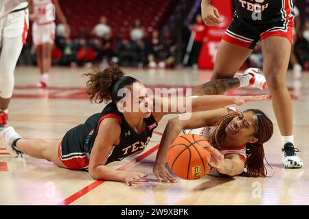 30. Dezember 2023: Der Texas Tech Guard Kilah Freelon (2) und der Houston Guard N’Yah Boyd (5) kämpfen um einen losen Ball während eines NCAA Frauen Basketballspiels am 30. Dezember 2023 in Houston. (Kreditbild: © Scott Coleman/ZUMA Press Wire) NUR REDAKTIONELLE VERWENDUNG! Nicht für kommerzielle ZWECKE! Stockfoto