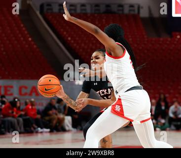 30. Dezember 2023: Der Texas Tech Guard Jordyn Merritt (12) übergibt den Ball während eines NCAA-Basketballspiels zwischen den Houston Cougars und den Texas Tech Red Raiders am 30. Dezember 2023 in Houston. (Kreditbild: © Scott Coleman/ZUMA Press Wire) NUR REDAKTIONELLE VERWENDUNG! Nicht für kommerzielle ZWECKE! Stockfoto