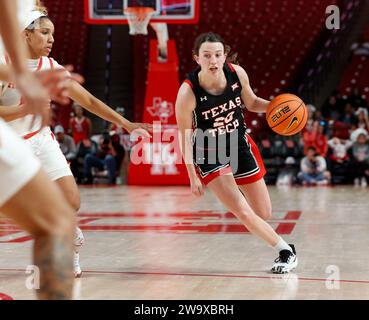 30. Dezember 2023: Der Texas Tech Guard Bailey Maupin (20) bewegt den Ball während eines NCAA-Basketballspiels zwischen den Houston Cougars und den Texas Tech Red Raiders am 30. Dezember 2023 in Houston. (Kreditbild: © Scott Coleman/ZUMA Press Wire) NUR REDAKTIONELLE VERWENDUNG! Nicht für kommerzielle ZWECKE! Stockfoto