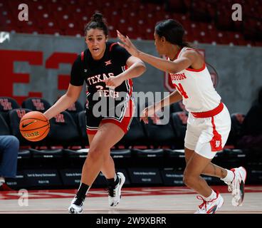 30. Dezember 2023: Texas Tech Guard Jada Wynn (24) schiebt den Ball gegen Houston Stürmer Kamryn Jones (34) während eines NCAA-Basketballspiels für Frauen am 30. Dezember 2023 in Houston. (Kreditbild: © Scott Coleman/ZUMA Press Wire) NUR REDAKTIONELLE VERWENDUNG! Nicht für kommerzielle ZWECKE! Stockfoto