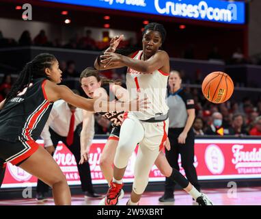 30. Dezember 2023: Der Texas Tech Guard Bailey Maupin (20) verlässt den Ball von Houston Stürmer Bria Patterson (1) während eines NCAA Frauen Basketballspiels am 30. Dezember 2023 in Houston. (Kreditbild: © Scott Coleman/ZUMA Press Wire) NUR REDAKTIONELLE VERWENDUNG! Nicht für kommerzielle ZWECKE! Stockfoto