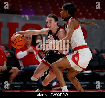 30. Dezember 2023: Texas Tech Guard Bailey Maupin (20) schiebt den Ball gegen Houston Stürmer Kamryn Jones (34) während eines NCAA-Basketballspiels für Frauen am 30. Dezember 2023 in Houston. (Kreditbild: © Scott Coleman/ZUMA Press Wire) NUR REDAKTIONELLE VERWENDUNG! Nicht für kommerzielle ZWECKE! Stockfoto